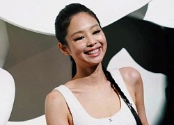 Jennie bị tốc váy trước hàng vạn khán giả, các thành viên BLACKPINK có phản ứng cực khéo