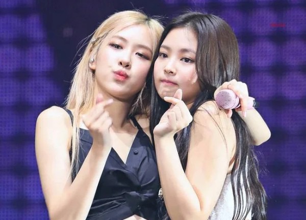 Rosé gặp sự cố trang phục nhưng lại vướng nghi vấn hát nhép, Jennie cũng bất ngờ "vạ lây"?