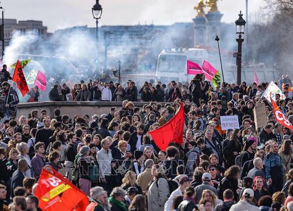 Cảnh sát bắn hơi cay để giải tán hàng nghìn người biểu tình tại Paris