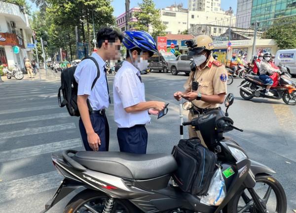 CSGT TP.HCM xử phạt học sinh: 'Ba mẹ mua xe nào thì em đi xe đó'