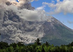 Giới chức Indonesia cảnh báo nguy hiểm khi núi lửa Merapi tạo cột khói bụi cao 1.300m