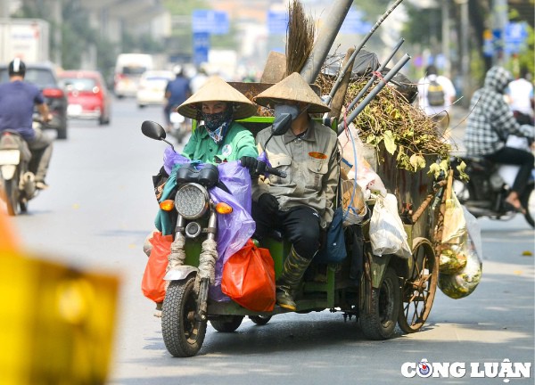 Nắng nóng gay gắt, người dân Thủ đô kín mít ra đường