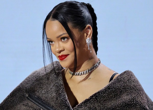 Nhà Rihanna bất ngờ bị cảnh sát bao vây, một người đàn ông bị còng tay khiến công chúng lo lắng