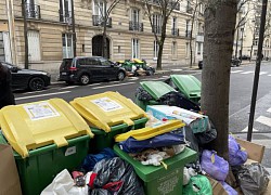 Paris đối mặt với tình trạng quá tải rác sinh hoạt