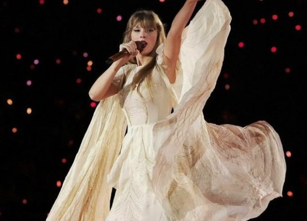 Tình cảnh trái ngược tại concert của Taylor Swift: Người làm đám cưới, kẻ bị cảnh sát còng tay dẫn ra ngoài