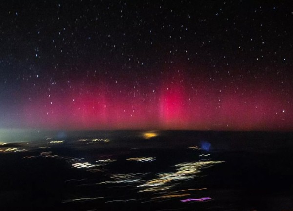 Cầu lửa tàng hình va chạm, bầu trời Mỹ đổi màu hồng, NASA cũng "bó tay"