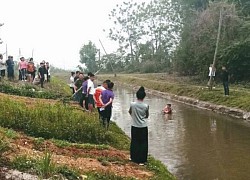 Chở nhau đi chơi bằng xe đạp, chị và em rơi xuống kênh tử vong