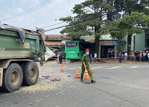 Giây phút kinh hoàng trước khi xe giường nằm lao vào nhà dân