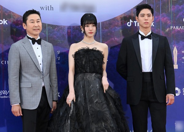 Baeksang 2023: Park Bo Gum vẫn né Suzy như 'né tà', gồng cứng người chụp ảnh khiến dân tình ví như robot