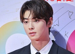 Cha Eun Woo tiều tụy trong sự kiện đầu tiên sau khi bạn thân Moonbin qua đời