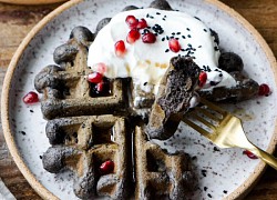 Cuối tuần làm bánh waffle mè đen ăn thư giãn