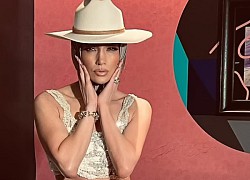 Jennifer Lopez gây sốt với cơ bụng săn chắc ở tuổi 53