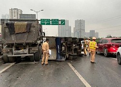 Hà Nội: 5 ô tô đâm liên hoàn, đường Vành đai 3 tắc cứng