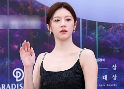 Mỹ nhân Hàn hốt hoảng, mặt tái mét trên thảm đỏ Baeksang 2023, chuyện gì đã xảy ra?