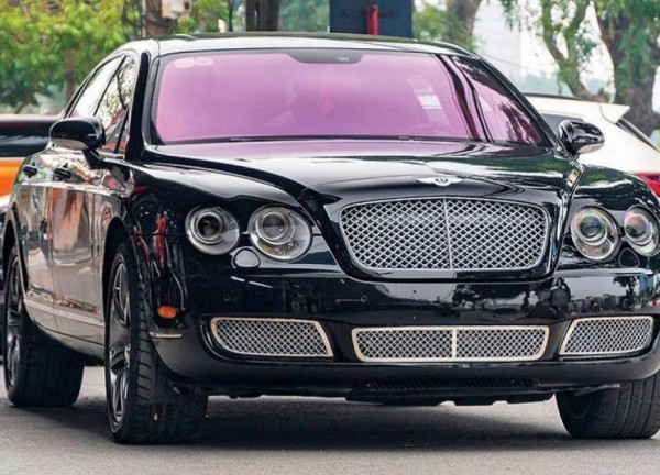 Đi làm bằng xe Bentley vài chục tỷ, nữ nhân công rửa bát khiến chủ hốt hoảng