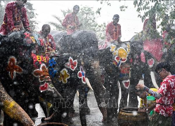 Người dân 'đất nước Chùa Vàng' mạnh chi dịp Tết cổ truyền Songkran