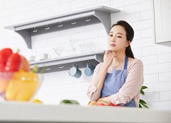 Tá hỏa khi mở tủ lạnh nhà chị dâu để tìm nước uống