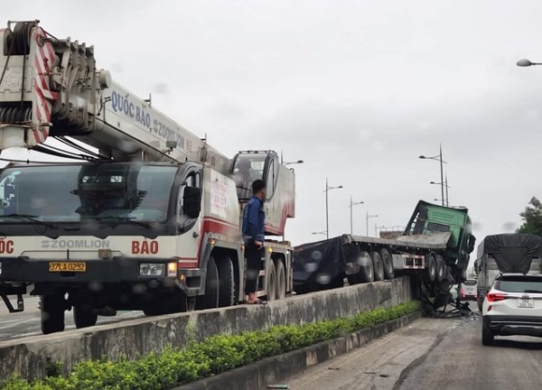 Hà Tĩnh: Mất lái, xe đầu kéo 'lơ lửng' trên lan can cầu vượt