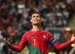 Ronaldo 'đá cặp' với nữ MC lộ ngực trần trên TV