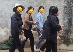 Mẹ đi ăn cỗ lấy phần, con trai nổi nóng vứt đi vì xấu hổ
