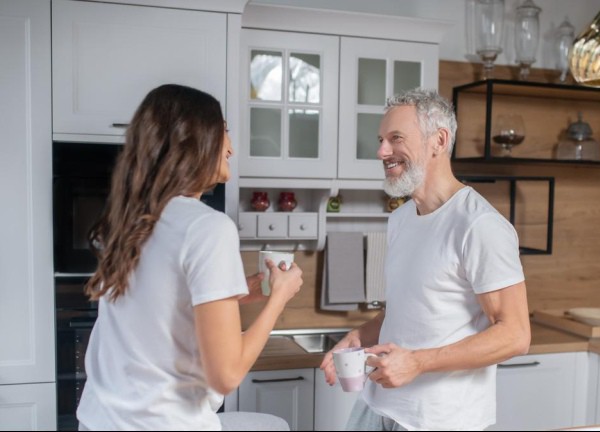 Tình yêu lãng mạn của cô gái 21 tuổi với người đàn ông đáng tuổi bố mình