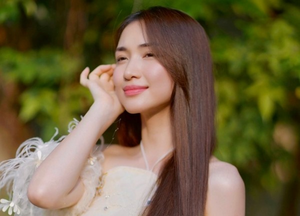 Hòa Minzy hiếm hoi tiết lộ về 2 con nuôi ngoài bé Bo, lo tiền bỉm sữa ăn học và chi trăm triệu giúp đỡ