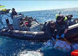 Italy phát hiện 2 tấn cocaine trôi trên biển