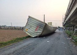 Kinh hoàng với hiện trường TNGT, thùng container "bay" khỏi cao tốc