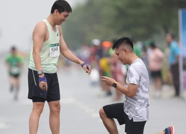 Màn cầu hôn đặc biệt ở vạch đích giải Marathon