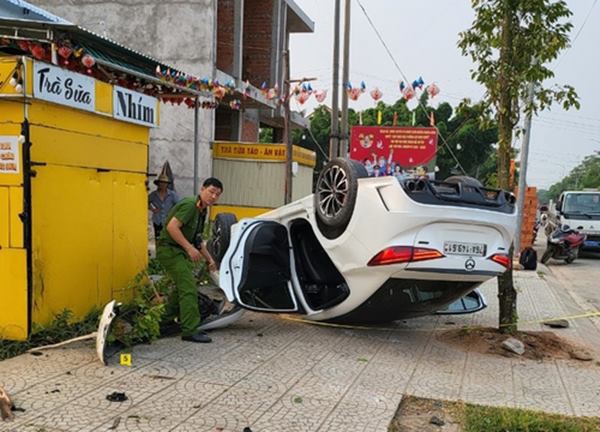 Quảng Ngãi: Ô tô lật ngửa trên vỉa hè khiến tài xế bị thương nặng