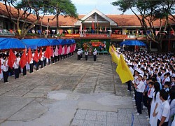 Vụ giám thị yêu cầu học sinh cởi đồ: Đằng sau tiếng khóc của cô hiệu phó