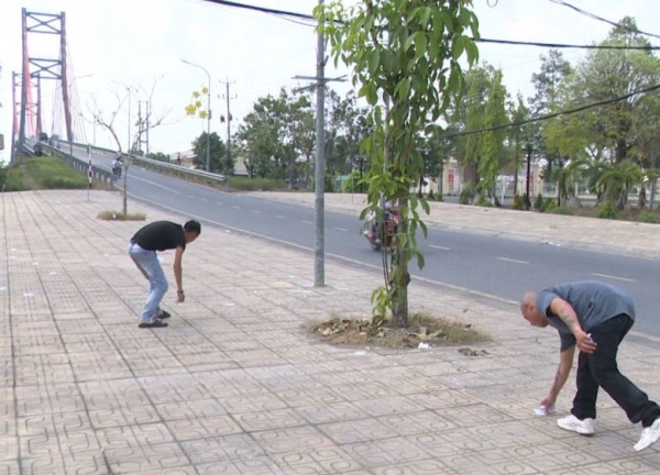 Hai đối tượng bị buộc nhặt lại toàn bộ tờ rơi "cho vay tiền tiêu dùng"