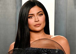 Kylie Jenner phủ nhận phẫu thuật thẩm mỹ "toàn bộ khuôn mặt"