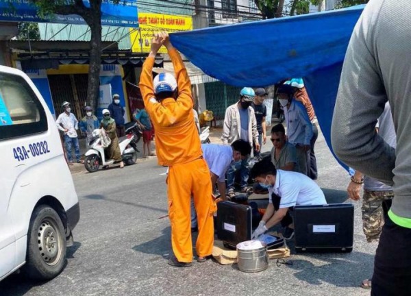 Người dân căng bạt che cho bác sĩ cứu người bị nạn dưới cái nắng 40 độ