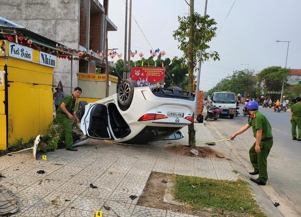 Vụ ô tô lật ngửa trên vỉa hè: Tài xế dương tính với chất ma túy