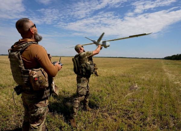 Cuộc tranh đua 'một chín một mười' giữa Nga và Ukraine trên chiến trường phi truyền thống