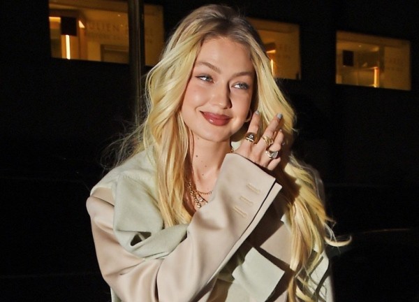 Siêu mẫu Gigi Hadid thanh lịch đi ăn tối cùng bạn bè