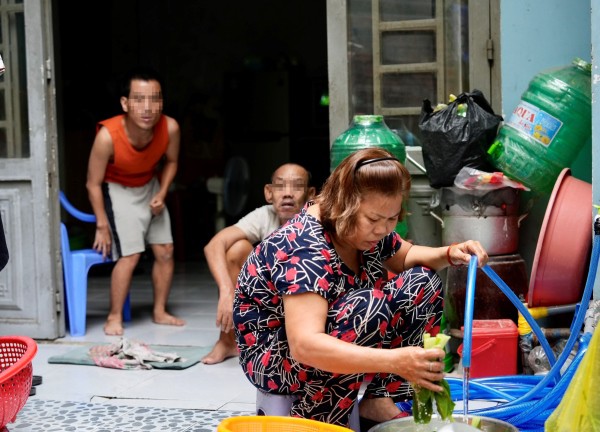 Mẹ U.60 chạy xe ôm chăm 2 con bệnh Down, bại não: 'Chỉ lo khi tôi già đi...'