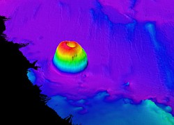 "Vật thể lạ" cao 1.000 m trồi lên ngoài khơi California