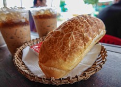 Bánh mì da beo chấm sữa có gì lạ mà thu hút giới trẻ Tây Đô?