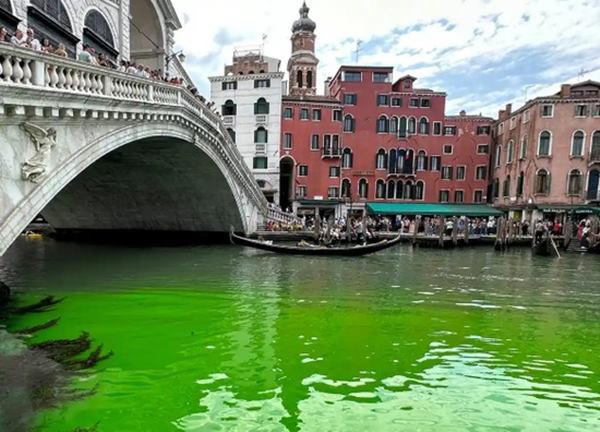 Nước ở kênh đào Venice bỗng xanh ngắt, cảnh sát Italia mở cuộc điều tra