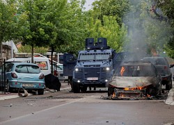 Quân đội Serbia áp sát Kosovo