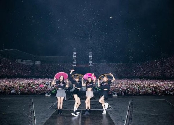 BLACKPINK vượt mặt nhiều huyền thoại, trở thành nhóm nhạc có doanh thu 1 đêm nhạc cao nhất lịch sử!