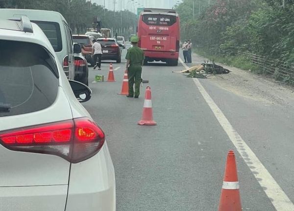 Hà Nội: Đi xe máy vào đường cấm, cô gái bị ô tô khách tông tử vong