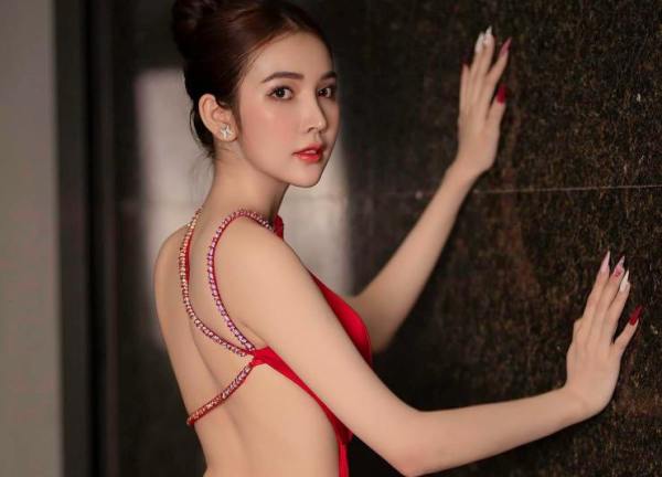 "Hot girl tạp hoá" Thanh Hoá, Bình Phước: Mặt đẹp, dáng xinh, mặc bình dân vẫn vạn người mê