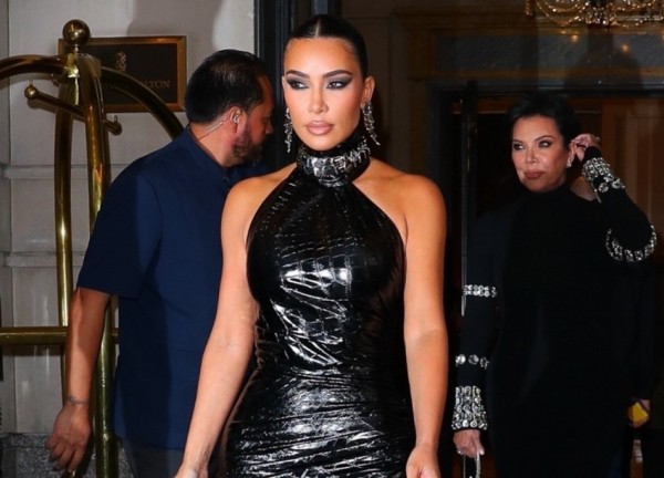 Kim Kardashian trang điểm sắc sảo, đeo trang sức đắt giá đi dự tiệc