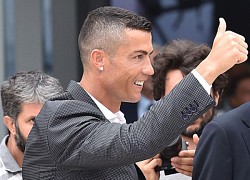 Ronaldo bất ngờ đón nhận vinh dự chưa từng có