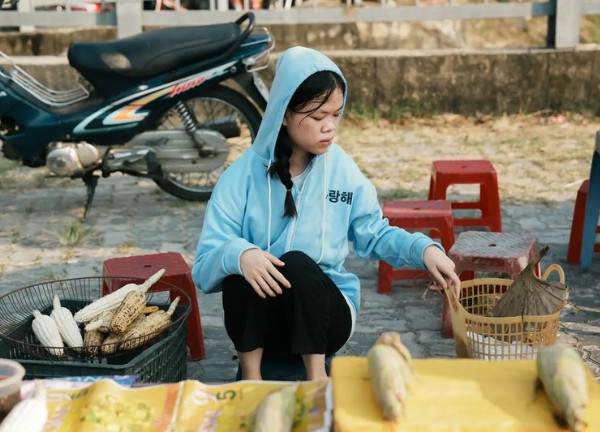 Cận cảnh hàng ngô nướng bên lề đường của hiện tượng mạng Thanh Nga bento: vài ba chiếc ghế con nhưng nuôi sống cả gia đình