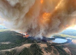 Hàng nghìn người phải sơ tán do cháy rừng tại Canada