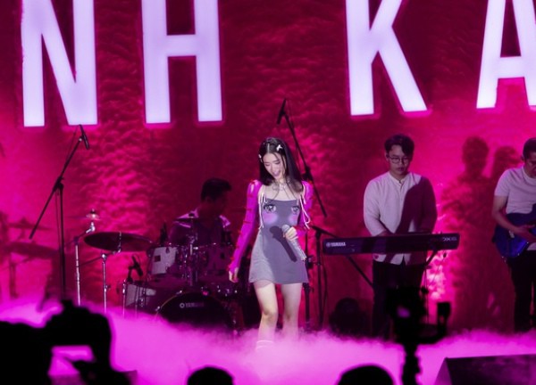 Sân khấu live debut của Linh Ka: Nhảy tốt nhưng hát thì còn kém lắm!